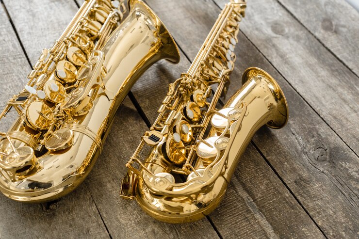 Foto hermoso saxofón dorado en madera