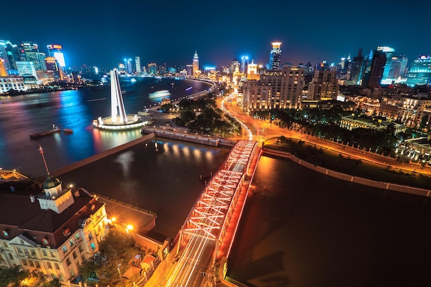 Hermoso shanghai en senderos de luz nocturna en el puente bund y garden