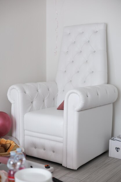 Hermoso sillón grande de cuero blanco con inserciones de cristal de diamante.