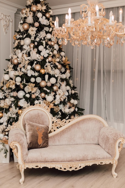 Hermoso sofá en el interior de Año Nuevo Apartamento de lujo