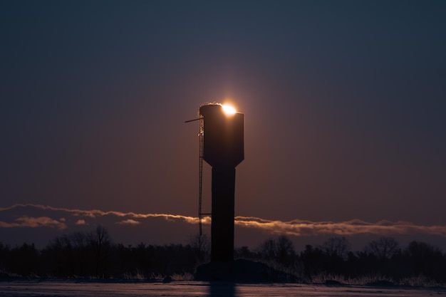 Foto un hermoso sol naciente en invierno