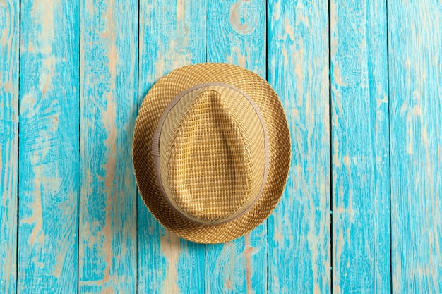 Hermoso sombrero en mesa de madera