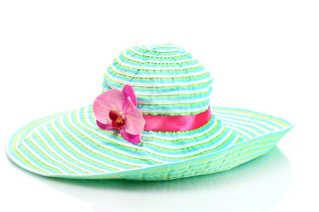 Hermoso sombrero de mujer de verano aislado sobre fondo blanco.