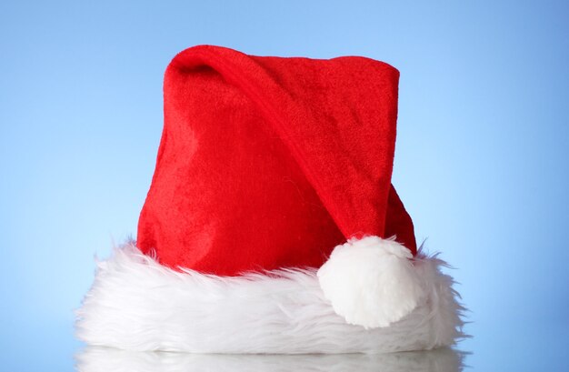 Hermoso sombrero de Navidad en una pared azul