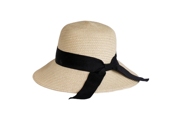 Hermoso sombrero de verano con cinta negra aislado en blanco