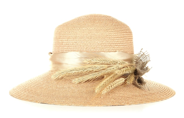 Hermoso sombrero de verano con espiguillas aislado en blanco