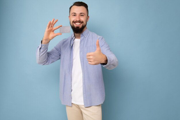 Hermoso, sonriente, brunet, barbudo, joven, llevando, elegante, camisa azul