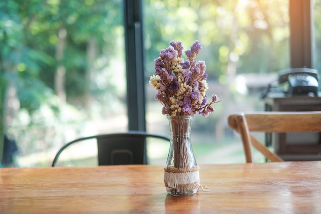 Hermoso statice seco o flor de lavanda marina Limonium spp en tarro de vidrio sobre mesa de madera para fondo con espacio de copia en blanco