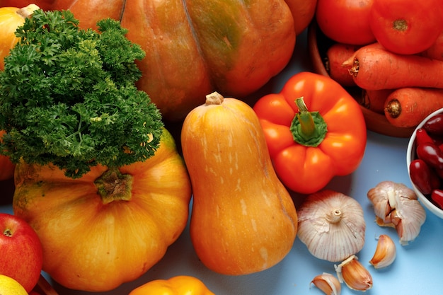 Hermoso surtido de verduras de colores sobre superficie azul