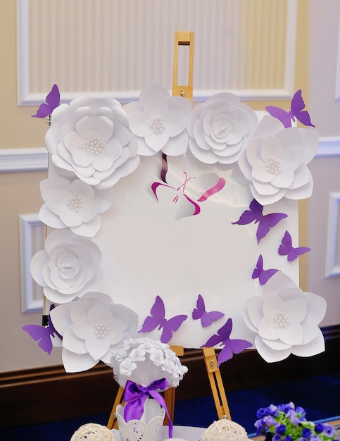 Hermoso tablero de boda con flores de papel