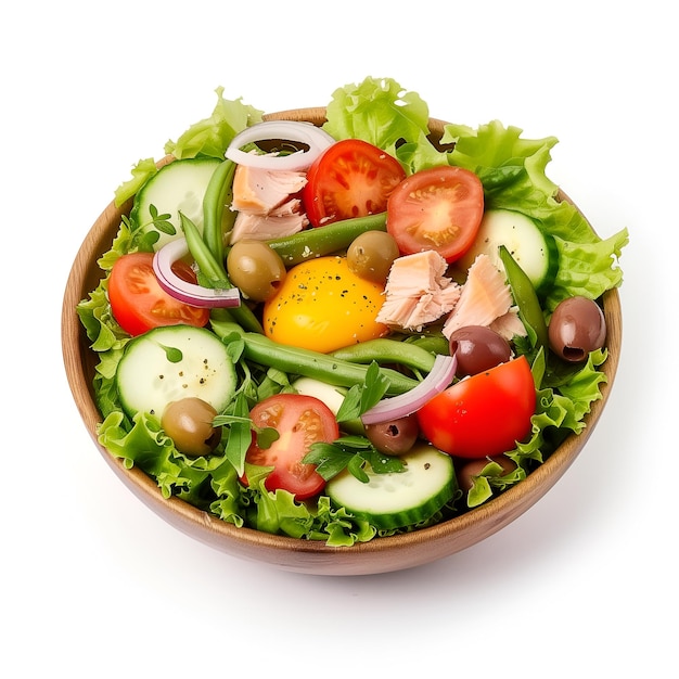 Un hermoso tazón de ensalada verde y saludable aislado sobre un fondo blanco