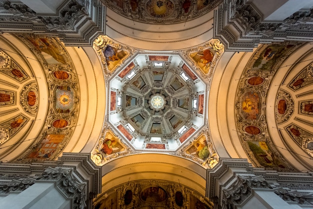Hermoso techo pintado de la cúpula de la catedral de Salzburgo.