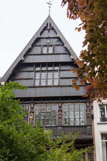 Hermoso techo de tejas con la ventana de la casa antigua en Brujas, Bélgica