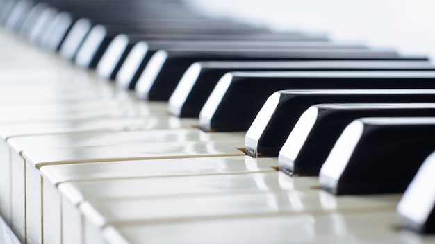 Hermoso teclado de piano de un viejo piano antiguo