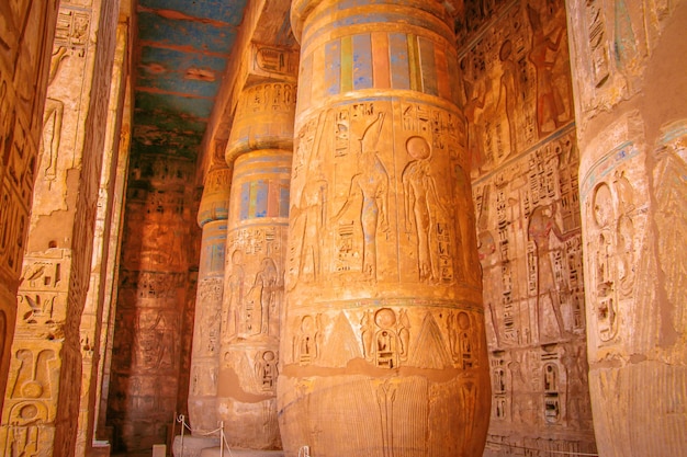 Hermoso Templo antiguo de Medina-Habu. Egipto, Luxor.