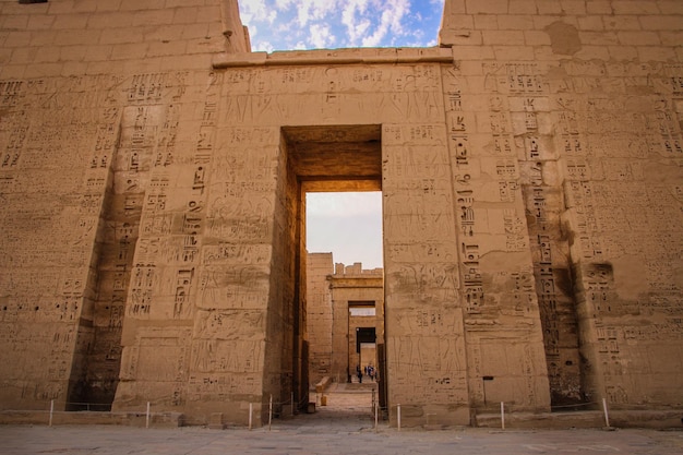 Hermoso templo antiguo de MedinaHabu Egipto Luxor