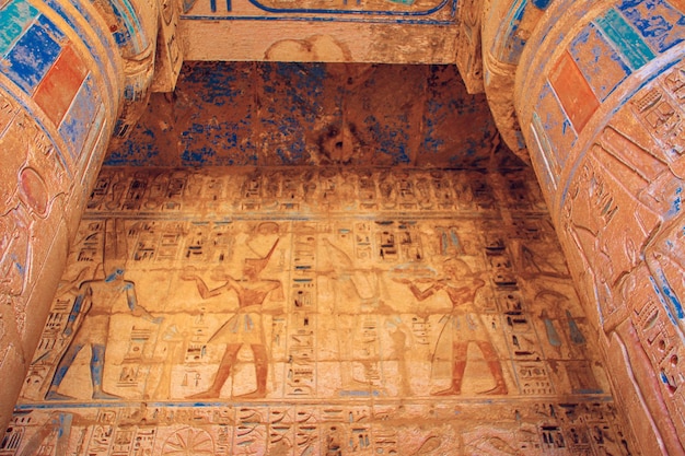 Hermoso templo antiguo de MedinaHabu Egipto Luxor