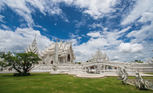 Hermoso templo blanco adornado ubicado en Chiang Rai, norte de Tailandia