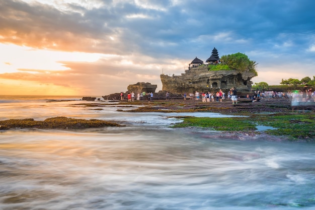 Hermoso templo hindú de Tanah Lot