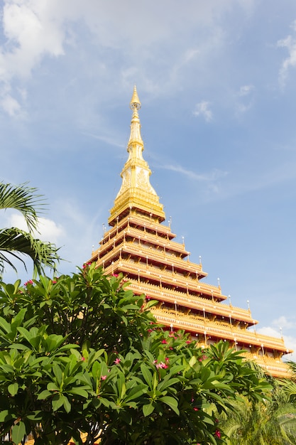 Hermoso templo tailandés con cielo, provincia de Khon Kaen, Tailandia