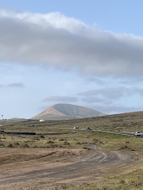 Hermoso y típico paisaje de Lanzarote alrededor del océano de lava de volcanes