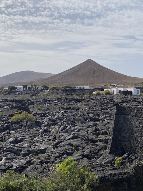 Hermoso y típico paisaje de Lanzarote alrededor del océano de lava de volcanes