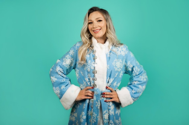 Hermoso traje de doncella de nieve linda mujer con maquillaje sobre fondo azul.