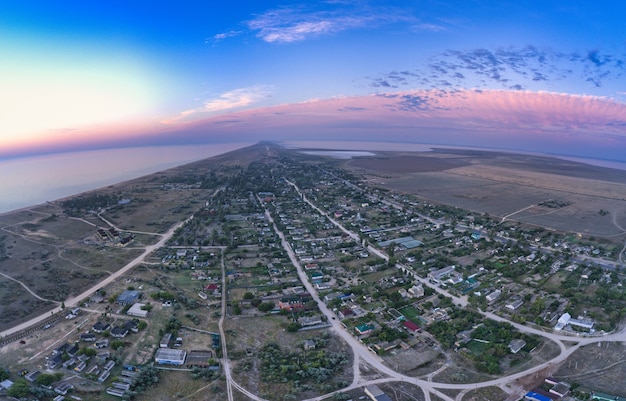 Foto hermoso y tranquilo pueblo strilkove a la luz de la mañana