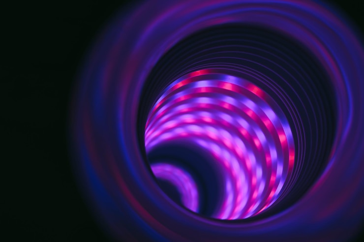 Foto hermoso túnel de remolino abstracto con luz violeta en un patrón de fondo texturizado para el diseño