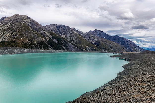 Hermoso turquesa Lago Tasman Glacier y Montañas Rocosas del Parque Nacional Mount Cook