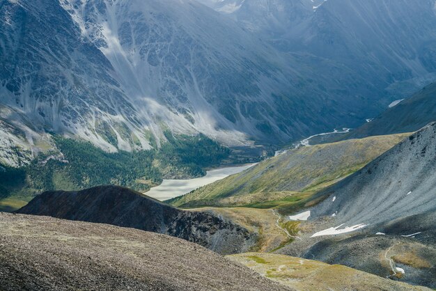 Hermoso valle con lago de montaña