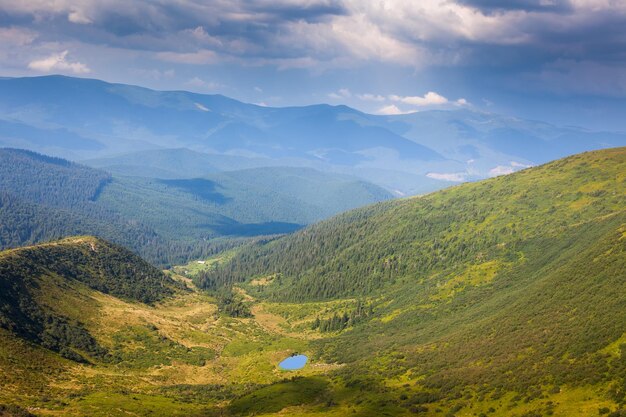 Hermoso valle de montaña con lago en verano Paisaje Ucrania Europa