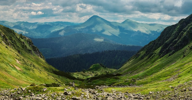 Hermoso valle de montaña