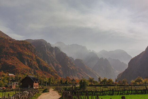 Hermoso del valle del pueblo con rango de montaña de theth albania