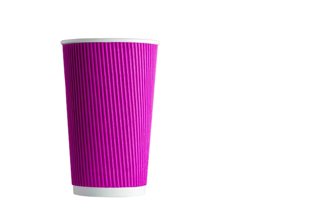 Hermoso vaso de cartón de color violeta sobre un fondo blanco.