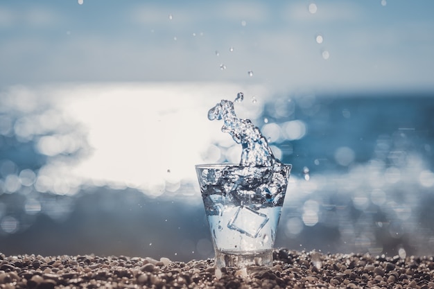 Hermoso vaso con hielo y agua mineral pura.