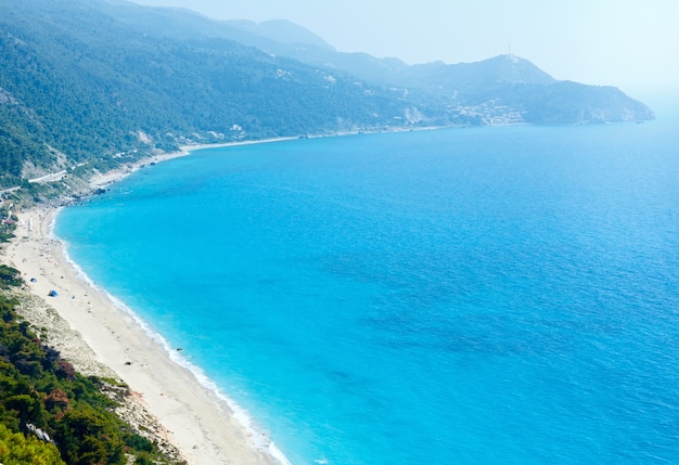 Hermoso verano playa de la costa de Lefkada (Grecia, Mar Jónico) vista desde arriba (todos los pueblos irreconocibles)