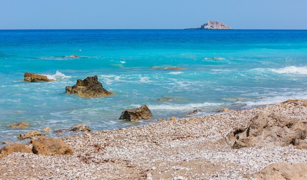 Hermoso verano playa pedregosa de la costa de Lefkada (Grecia, Mar Jónico)