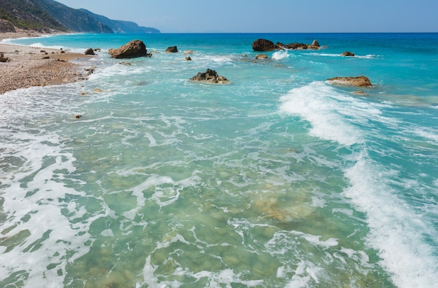 Hermoso verano playa pedregosa de la costa de Lefkada (Grecia, Mar Jónico)