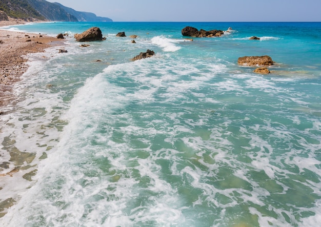 Hermoso verano playa pedregosa de la costa de Lefkada, Grecia, Mar Jónico