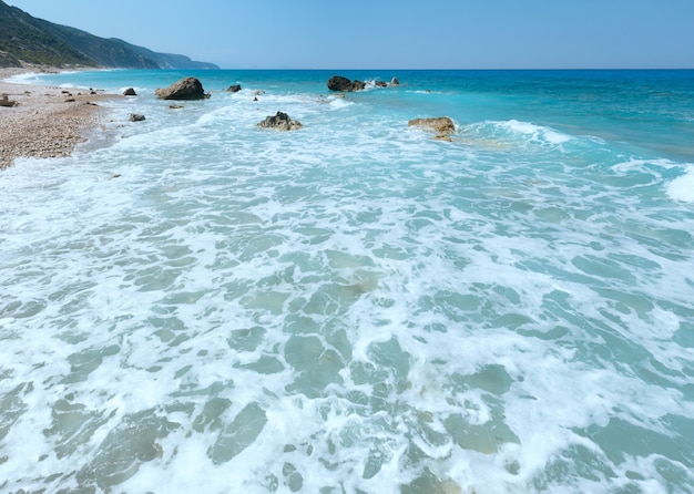 Hermoso verano playa pedregosa de la costa de Lefkada (Grecia, Mar Jónico)