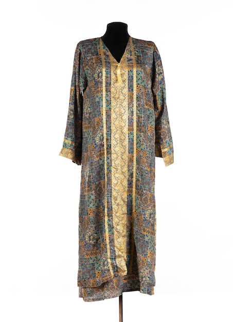 hermoso vestido largo asiático con patrón floral aislado en fondo blanco