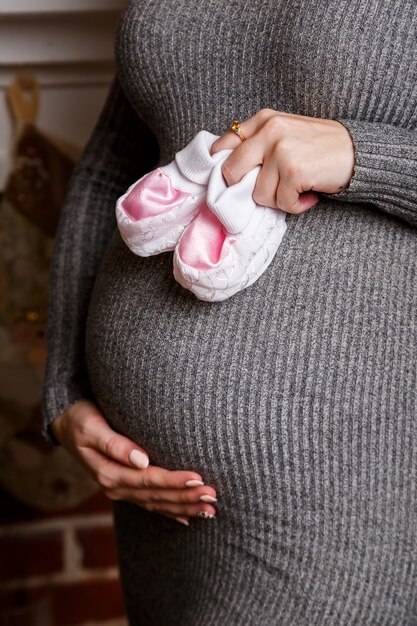 Hermoso vientre embarazado de una niña