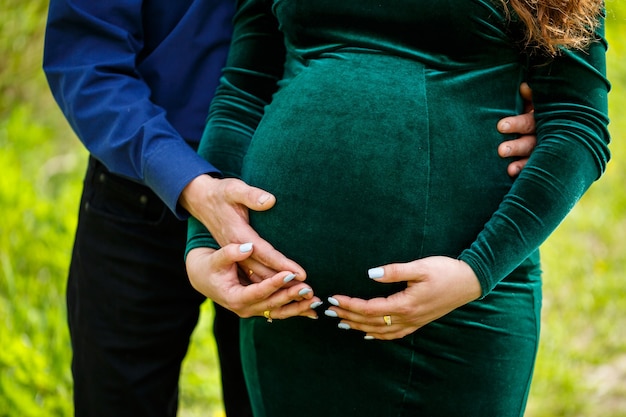 Hermoso vientre embarazado de una niña