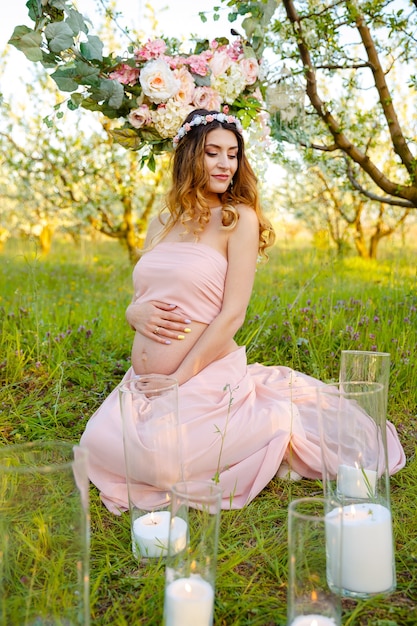Hermoso vientre de mujer embarazada joven embarazo en el jardín