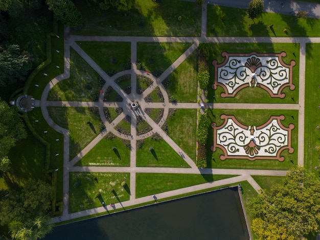 Un hermoso vuelo en quadcopter sobre el castillo el parque y el foso de agua alrededor del castillo