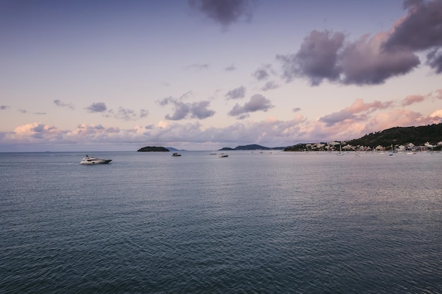 Hermoso yate al atardecer en una bahía en brasil foto de alta calidad