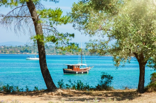 Un hermoso yate de caravana en el mar en el fondo de la naturaleza de Grecia