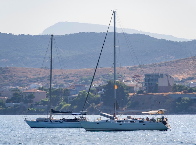 Hermoso yate en un día soleado en el tranquilo Mar Egeo en la isla de Evia Grecia