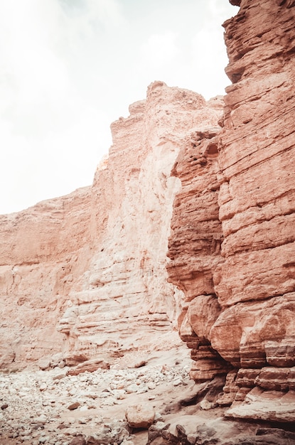 Hermosos acantilados de arenisca del Cañón Rojo en las montañas del sur de Eilat, Israel.